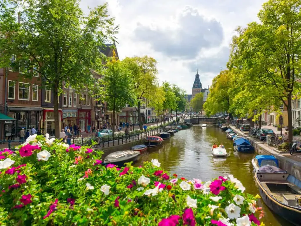 Amsterdam: Dincolo de clișee, un oraș pentru toți