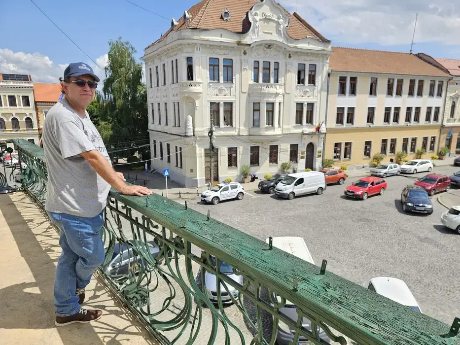 Aron Gabor este cel mai celebru fiu al orașului Târgu Secuiesc.