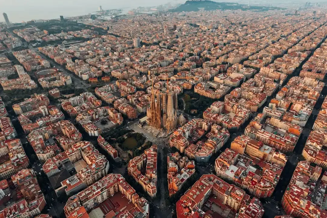 Barcelona noaptea: un oraș scăldat în lumini