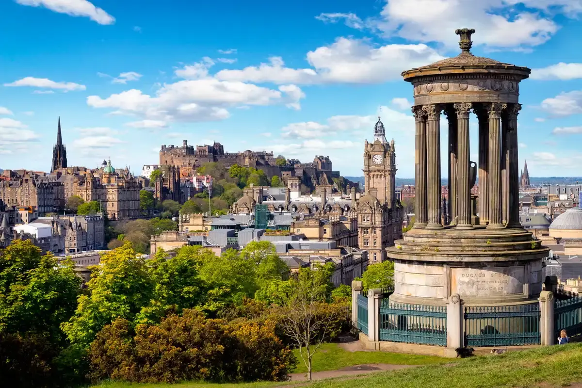 Edinburgh introduce taxa turistică: O sabie cu două tăișuri pentru afacerile locale?