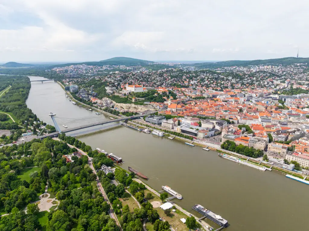 Escapade de toamnă la prețuri prietenoase: Bratislava, Milano și Bordeaux