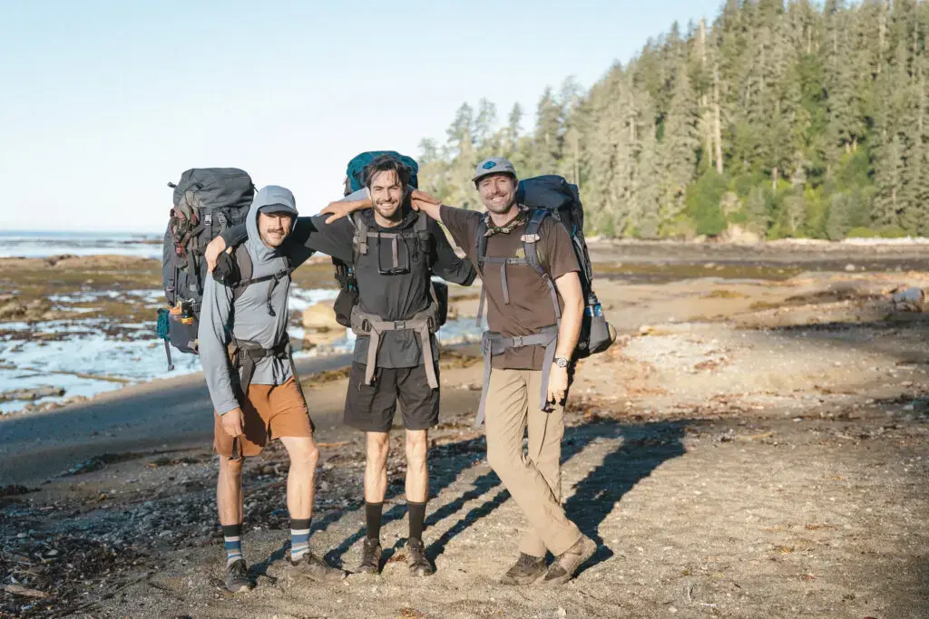 Expediţia de opt zile pe traseul de pe coasta de vest uneşte trei fraţi în sălbăticia insulei Vancouver