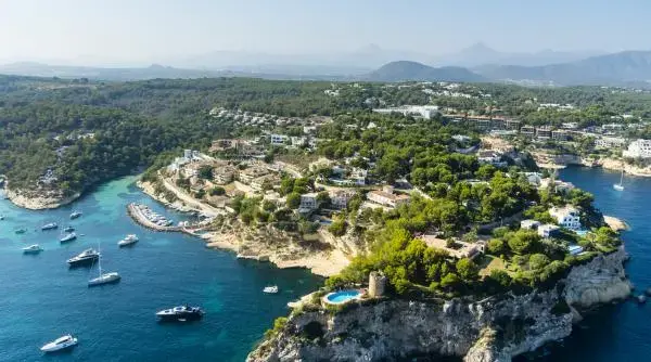 O insulă celebră interzice închirierea locuințelor în regim hotelier pentru a proteja localnicii