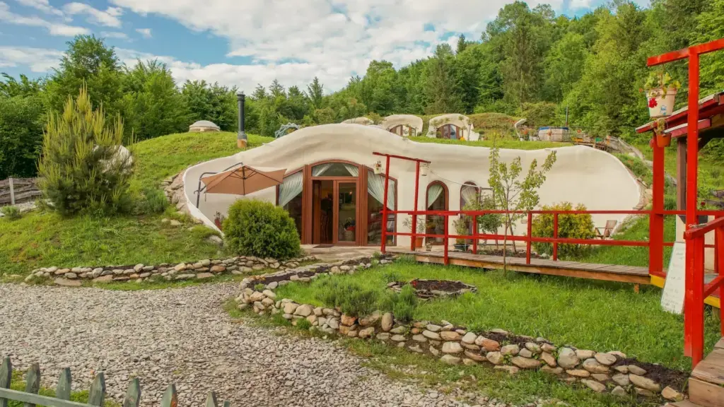 Pensiunea Dealul Verde, o evadare de poveste sub un acoperiș viu și sufletul naturii.