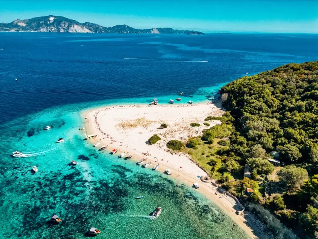Plajele grecești, fără șezlonguri și umbrele