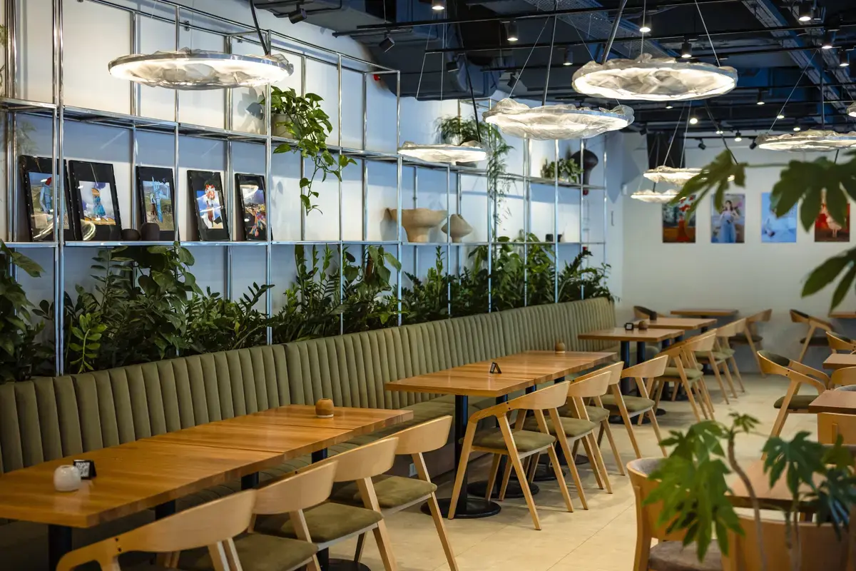 Restaurant, grădină și spațiu de artă în București, amenajat de Radu Costachescu