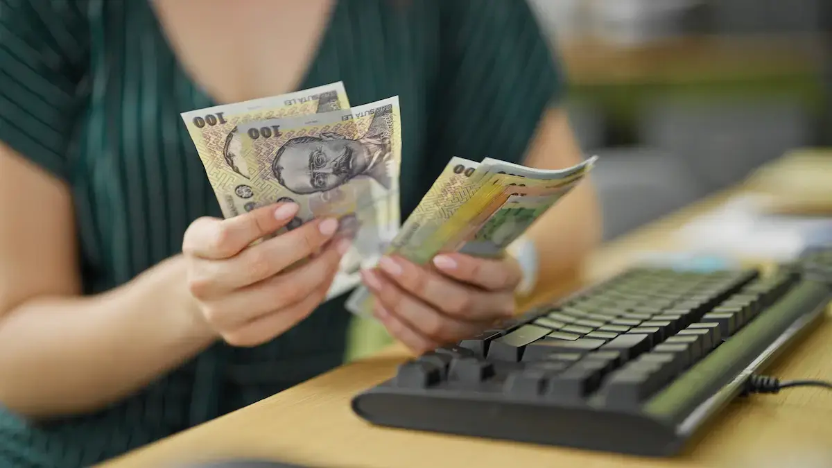 Salarii în aprilie: Bucureștiul conduce, Sibiul crește cel mai rapid