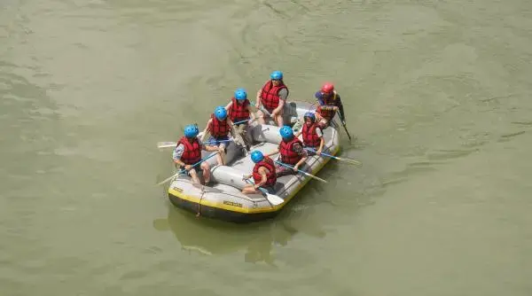 Turiștii din Roma evadează de caniculă prin rafting pe Tibru