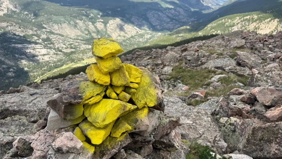 Vandali pe munții Colorado: Marcaje distruse, indignare crescândă