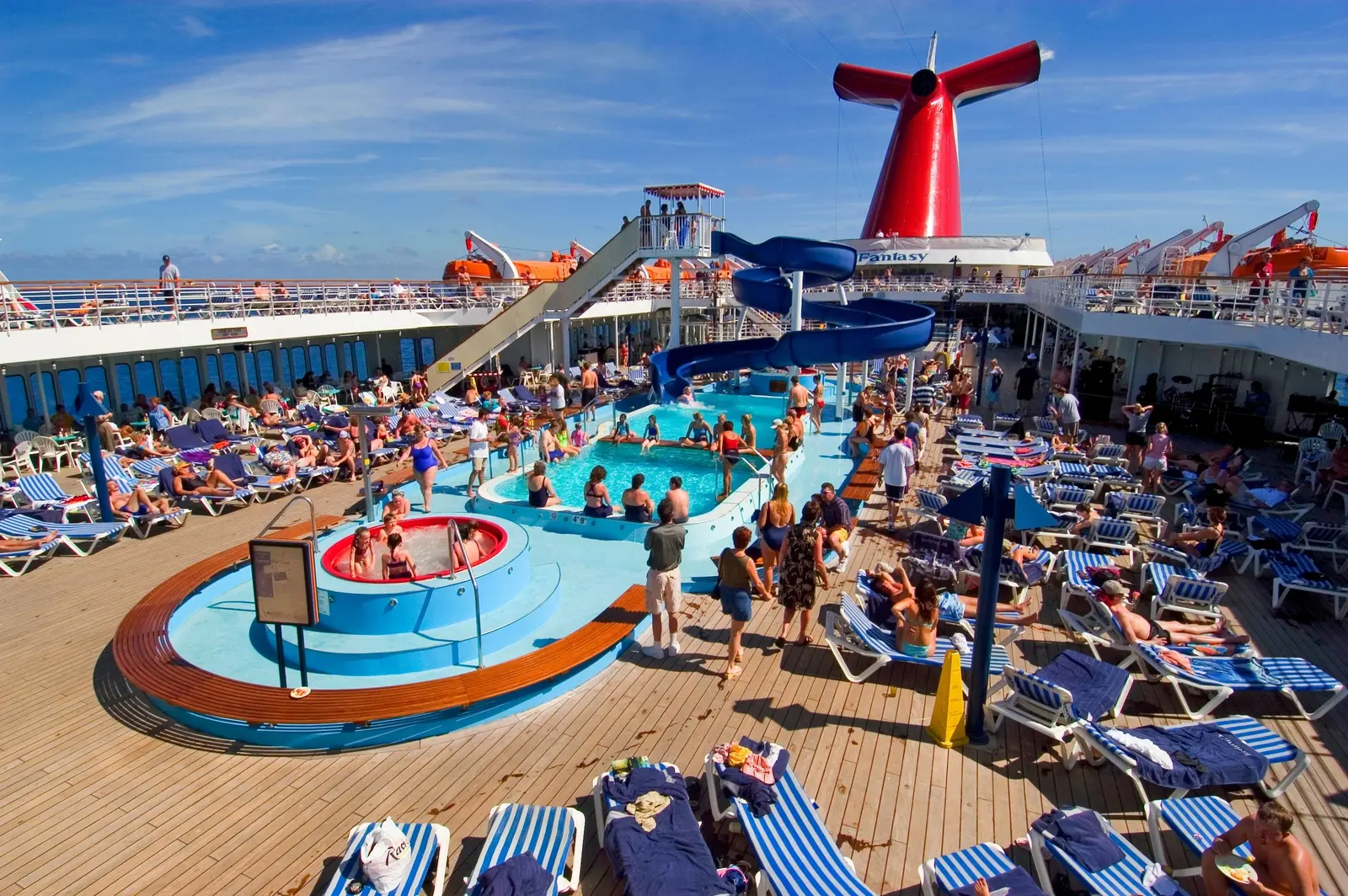 Carnival Cruise Line introduce reguli mai stricte: bluetooth limitat, curfew pentru tineri și multe de 500 de dolari
