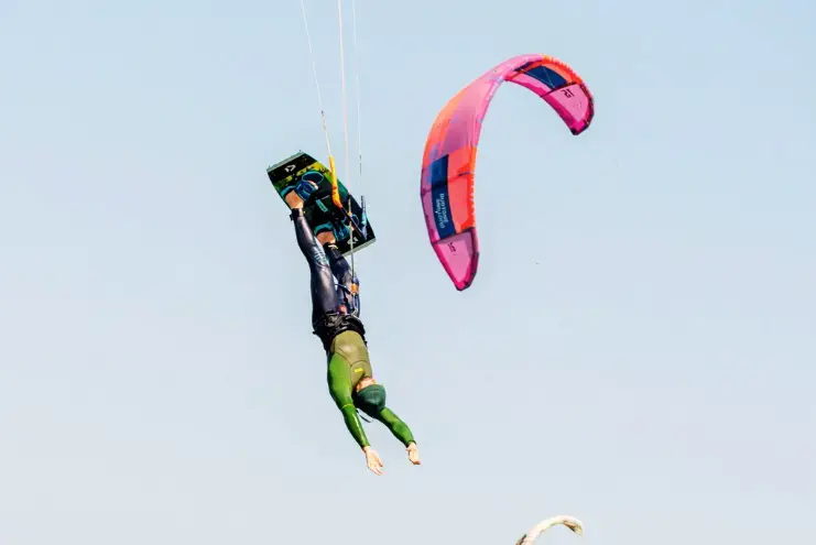 Kitesurfing la Marea Neagră: Vântul toamnei declanșează marele salt