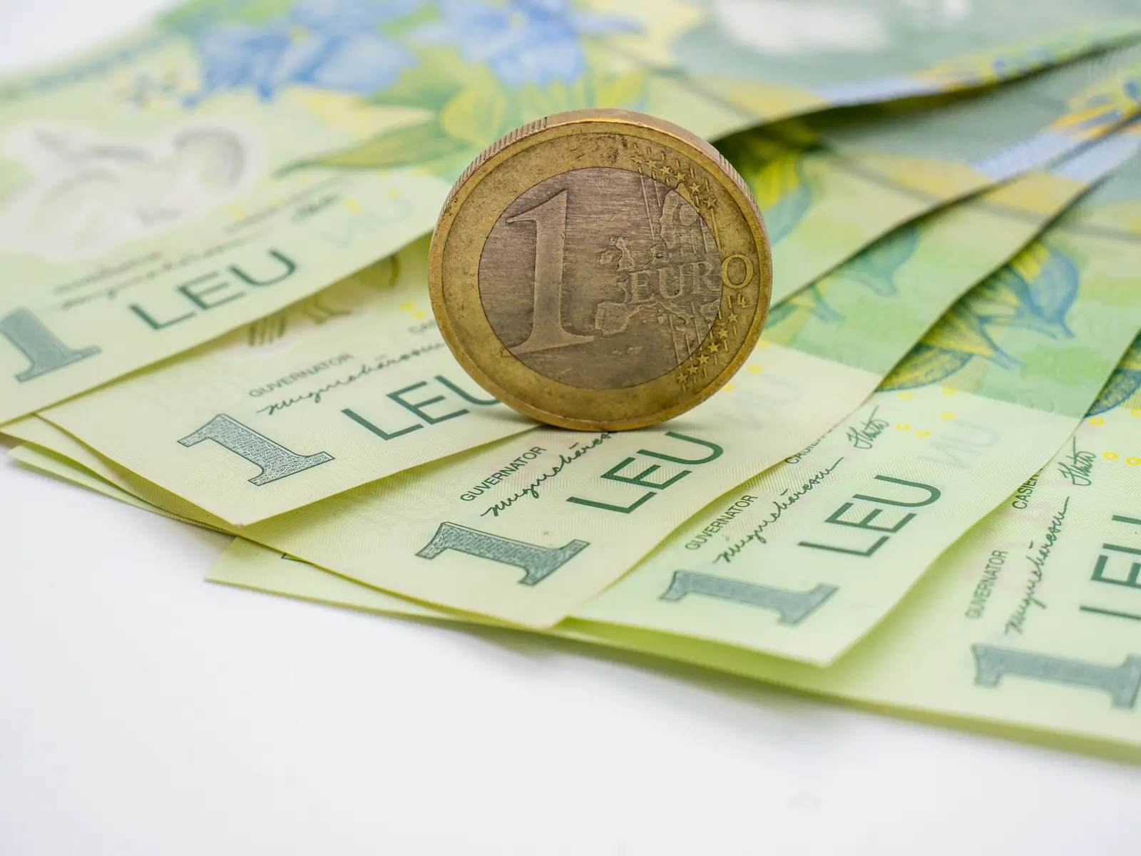 Avertisment Goldman Sachs: De ce ar trebui depreciat leul pentru a salva economia?