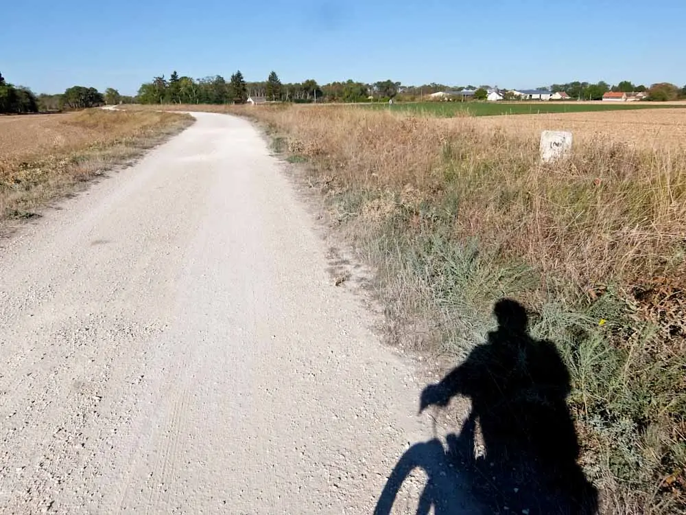 Biciclistă de la Paris la Orléans pe traseul Scandibérique din EuroVelo 3
