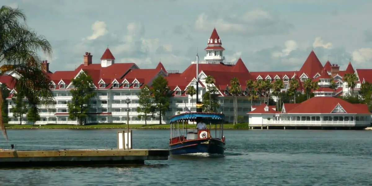 Disney World implementează noi restricții resortului, schimbând operațiunile oficiale
