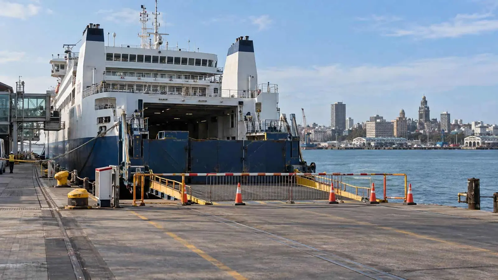 Turismul pe feribotul Argentina-Uruguay se confruntă cu o dispută cu accesul la port, în timp ce Colonia Express luptă