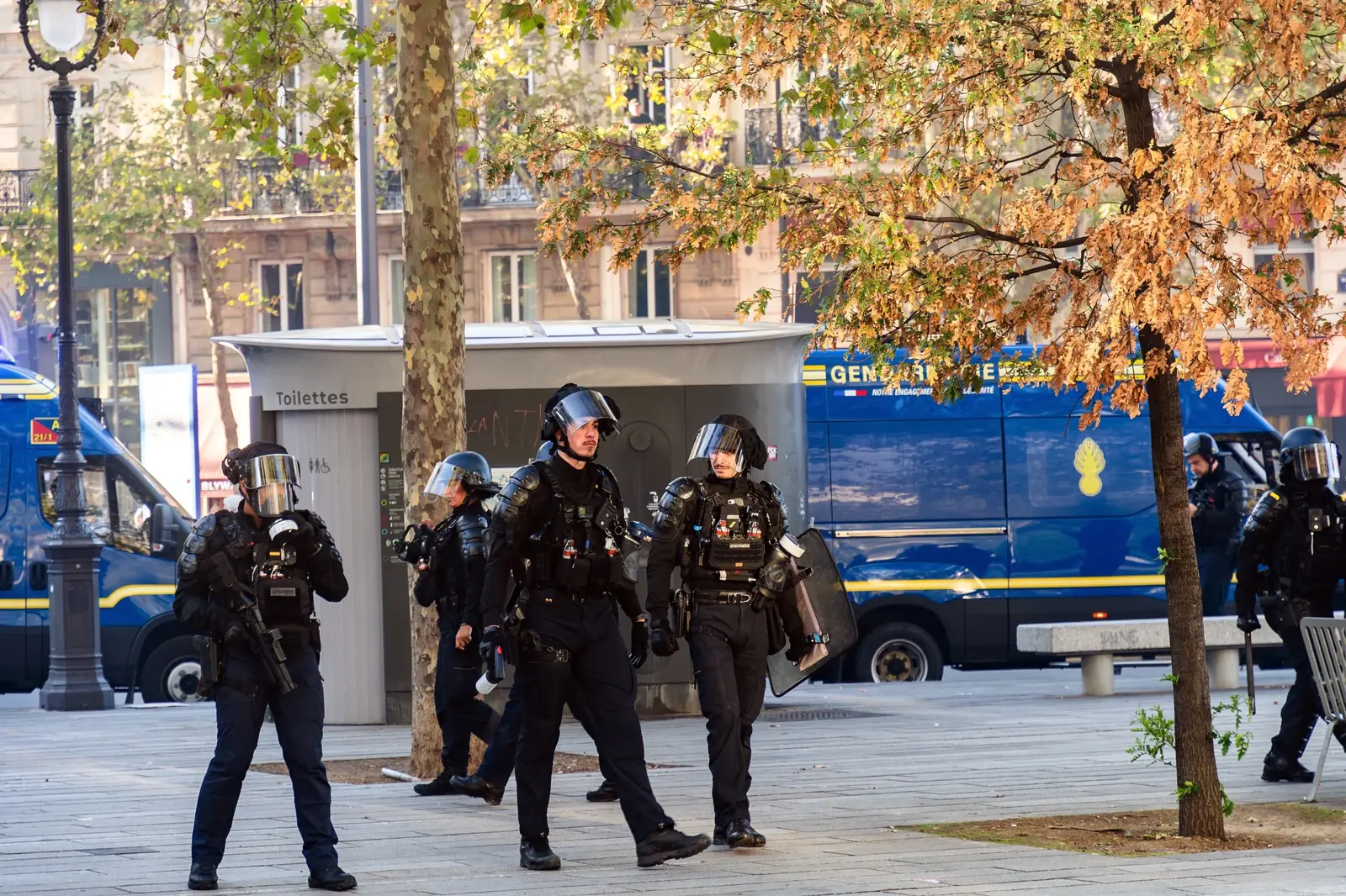 Franța în criză: protestele lovesc turismul, hotelurile din Paris anulează rezervări