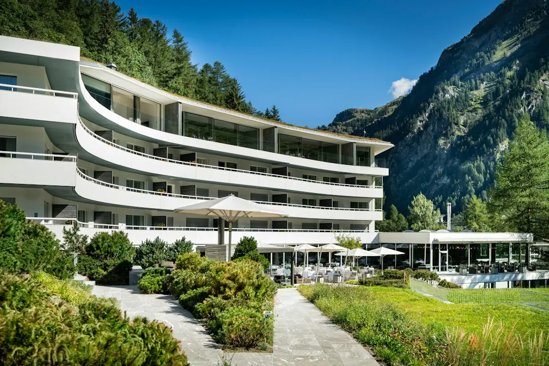 Hotelul de pe litoralul românesc cu piscină încălzită și vedere la mare: cât costă o noapte
