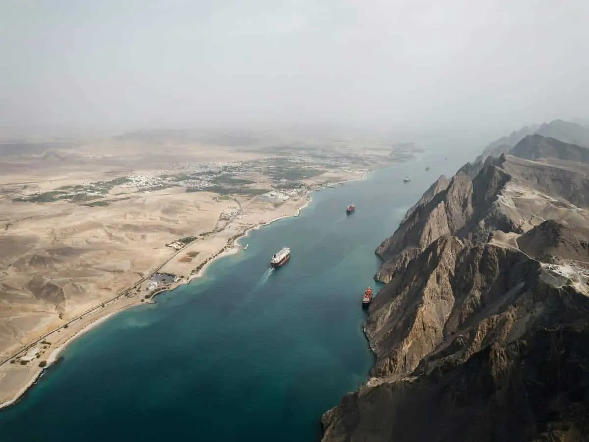 Iranul preia controlul în Strâmtoarea Hormuz, iar rutele petroliere sunt în pericol