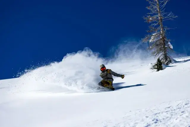 O nouă experiență de schi extrem transformă Munții Monashee