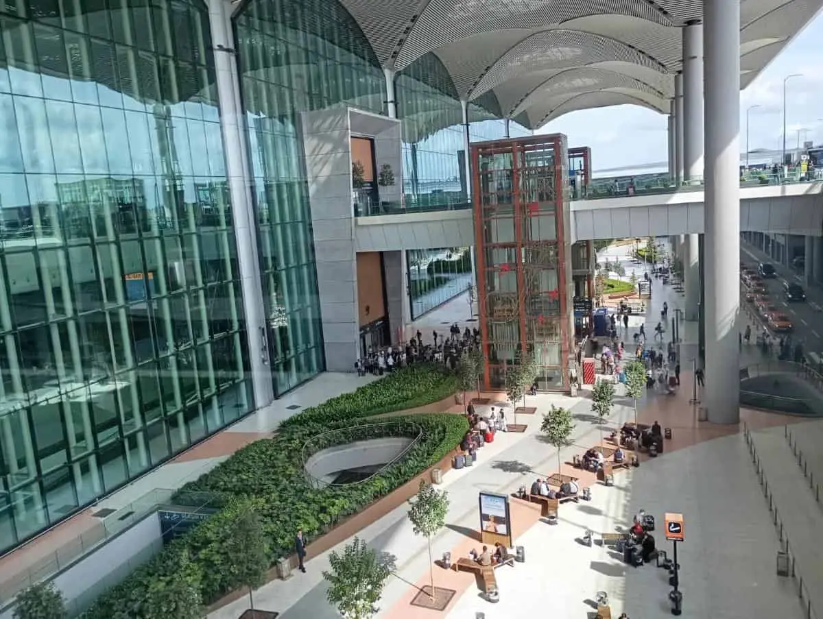 Sute de călători au fost afectați în Orientul Mijlociu cu 1.547 de ani și 487 de anulare la aeroporturile din Kuwait,